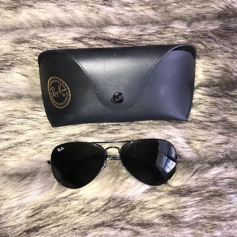 Black Ray-Ban Aviators